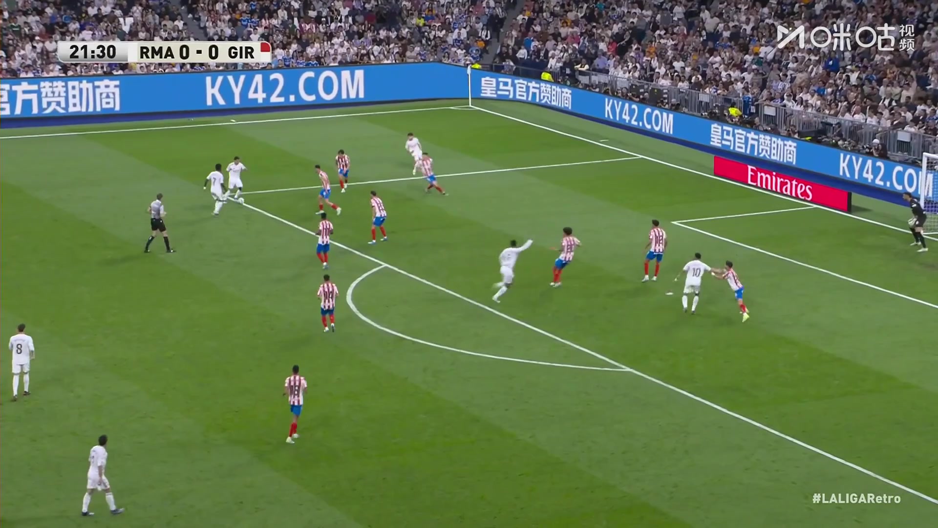 迪亚斯左路传中，贝林厄姆前插垫射稍稍偏出球门！