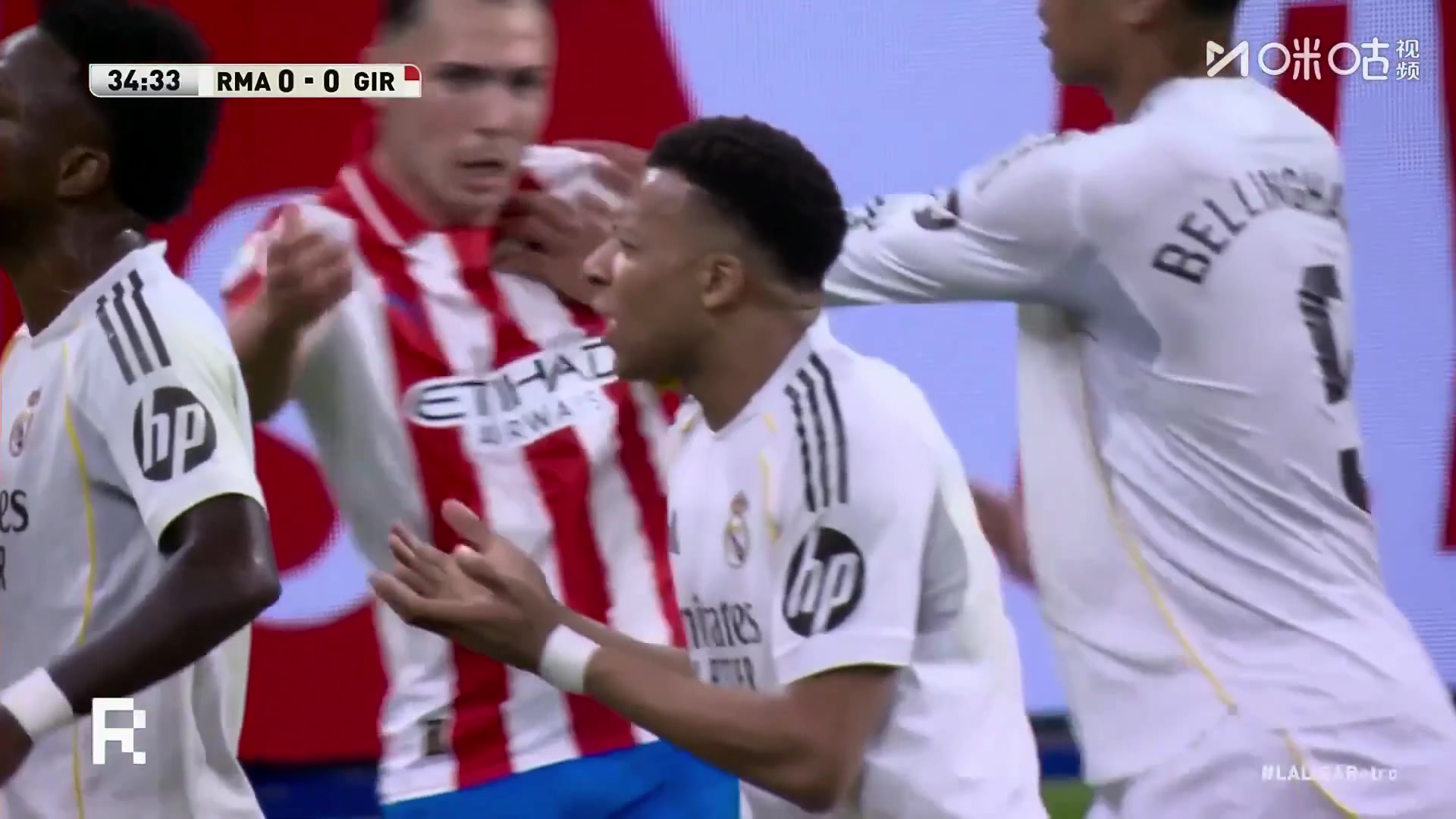 姆巴佩摆脱防守被吹进攻犯规 与主裁理论后被出示黄牌！