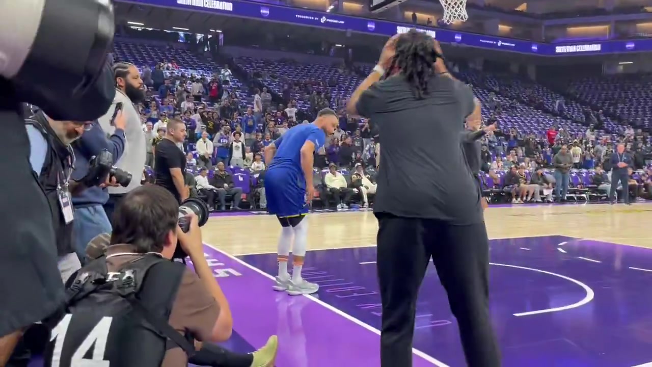 [热点回放]库里赛前热身秀了一记单⭐臂暴扣，膝盖看上去是完全