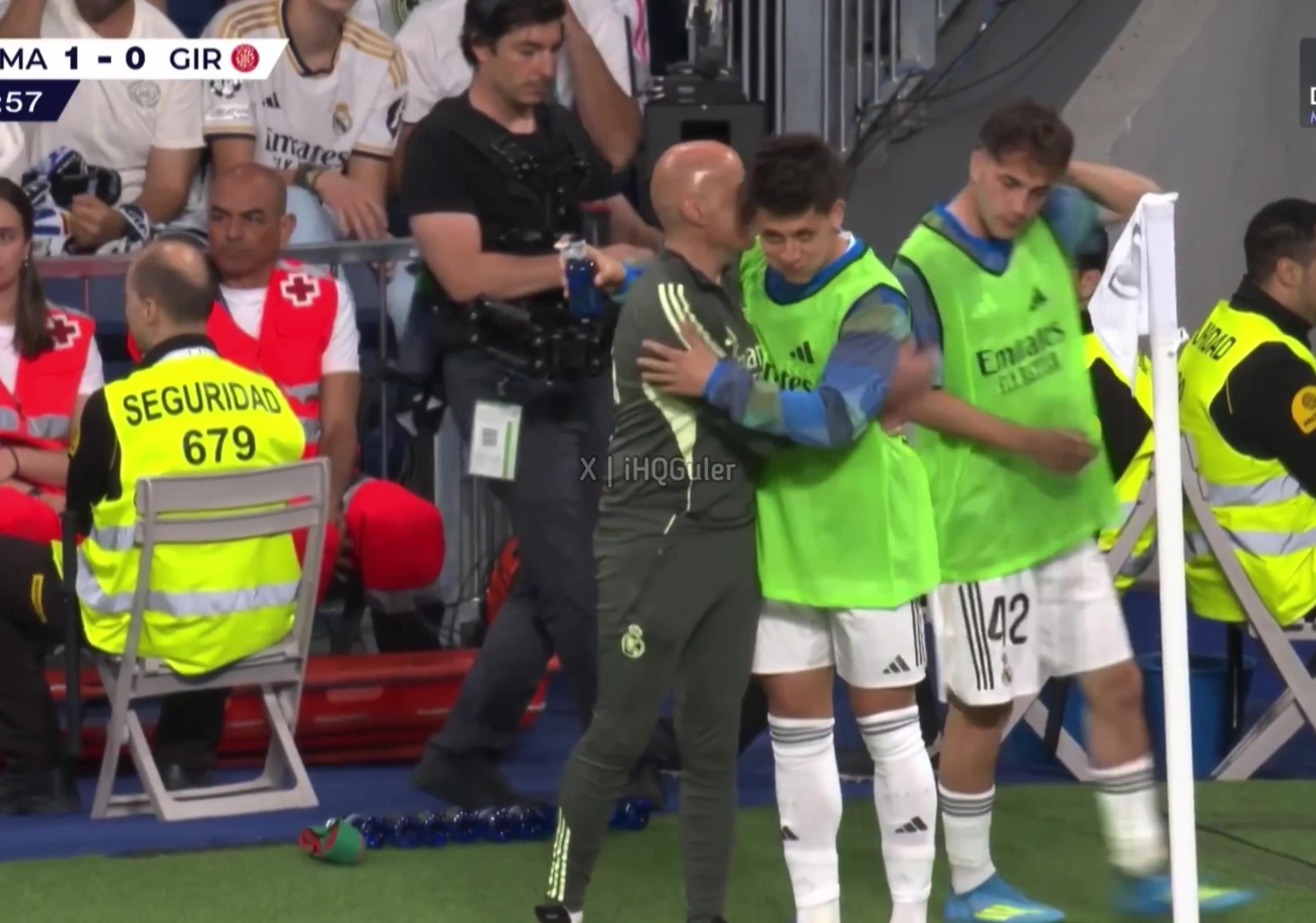 【最新赛点】镜头⚾捕捉：⚾居莱尔居然往平✨图斯头上倒水，老人