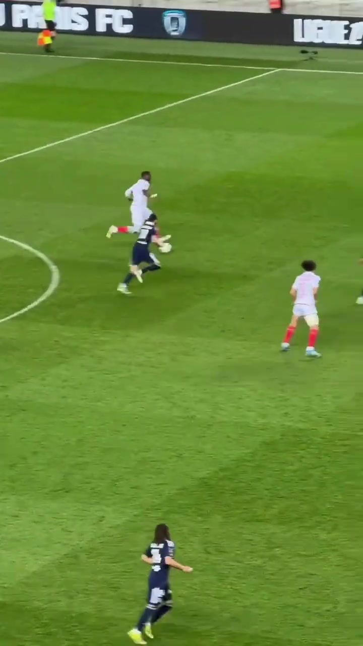 [你怎么看？]实拍：博格巴再度复出依旧风骚，禁区内面对三人包夹写意分球