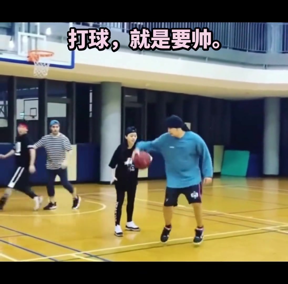 【你怎么看？】依然如此优雅！周董打球要求不多……就是要帅☺️