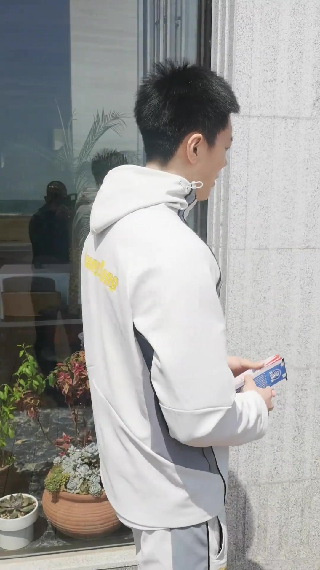  【球迷看点】胡明轩霸气威武，给球迷送票，青岛球迷太幸福啦！