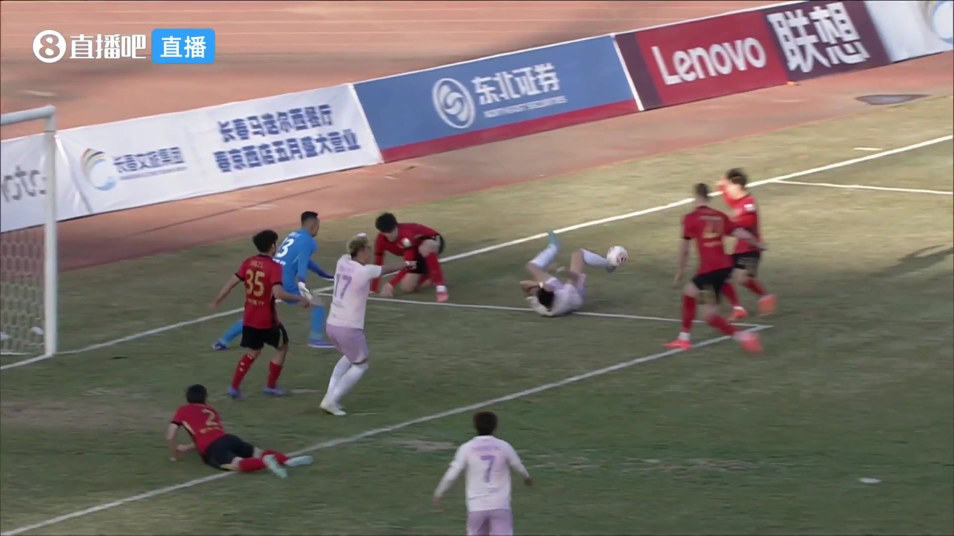 [快速看球视频]中甲争议判罚陕西联合球员禁区内倒地，主裁唐顺