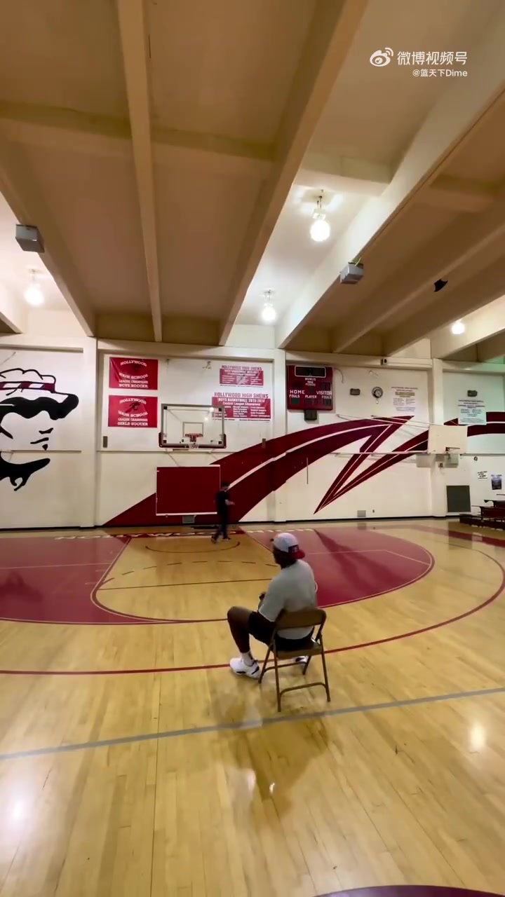 【球迷看点】坐姿单手三分，库里和东契奇都得拜他为师吧？