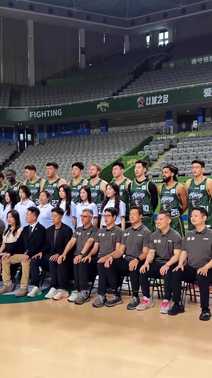 [高光时刻]今晚首秀！J.Cole和同曦男篮大合影，看起来还