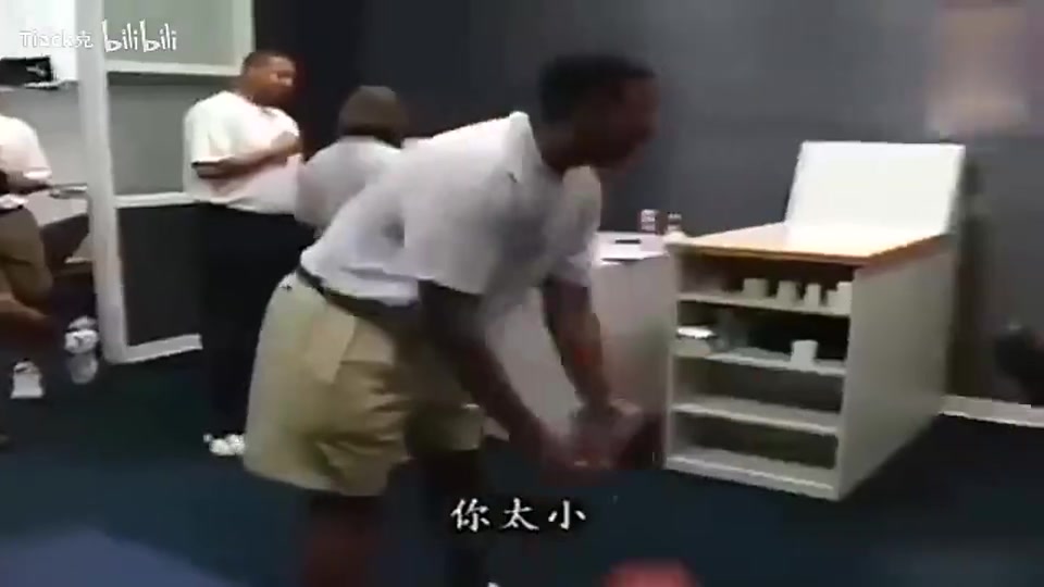 [攻防剪辑]新秀姚明在火箭更衣室被调侃：现在在美国，我们都开