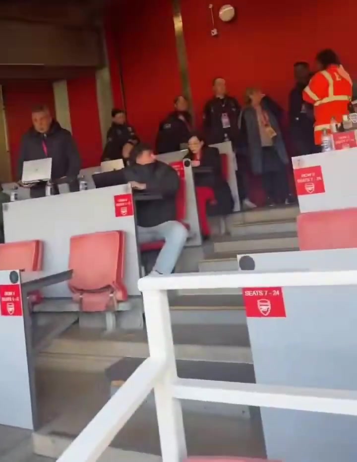 【视频/集锦】实拍：阿森纳球迷对伯恩茅斯分析师们感到愤怒，因
