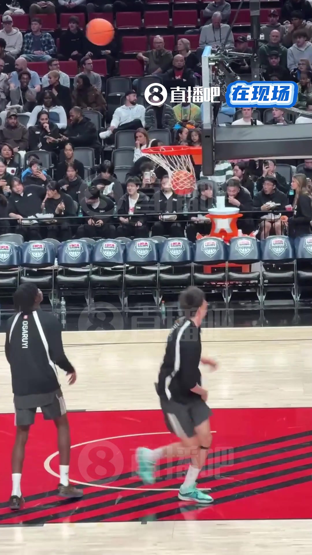 【球迷狂欢瞬间】小吧现场直击郇斯楠出战耐克篮⚽球峰会！热身状态很松弛~