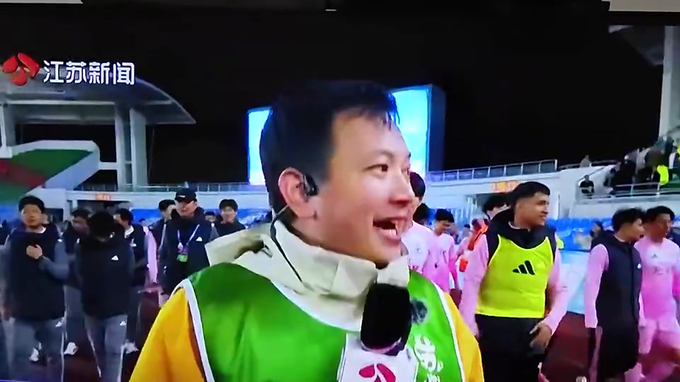 【有道理嘛?】主持人都尬住了！苏超记者试图采访无锡球员，惨遭