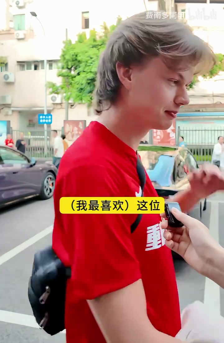 【今日视频】这是铁杆粉丝啊！重庆铜梁龙的英国球迷都来看队长向余望了！