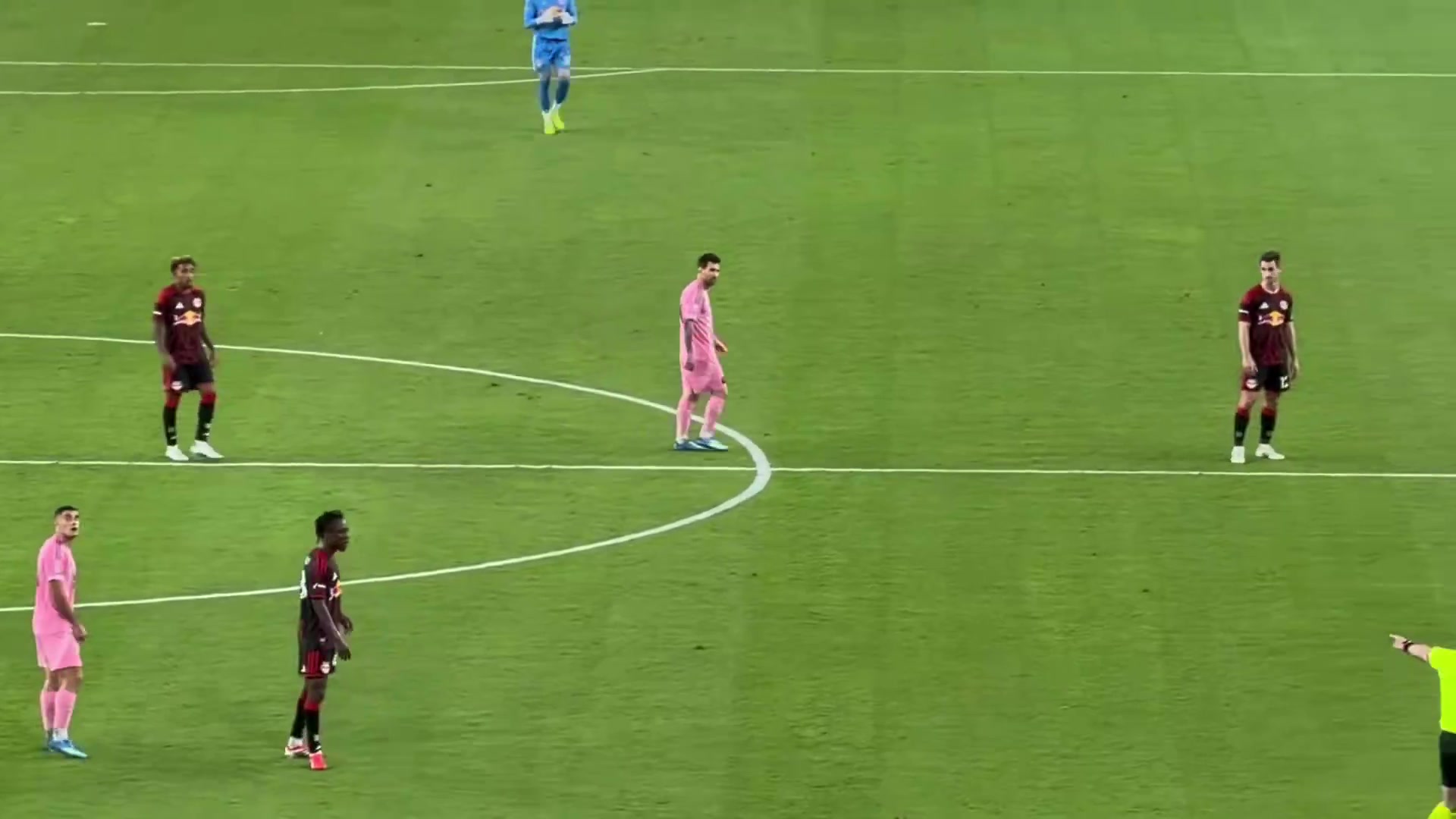 【关键对位视频】实拍：梅西在哨响后返回更衣室，对方想换球衣但