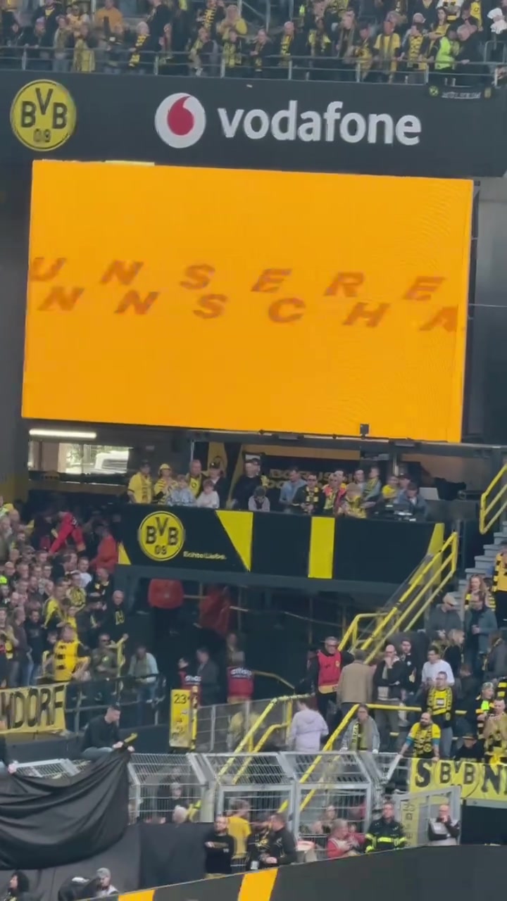 【体育视频】爱憎分明！现场直拍：多特球迷为施洛特贝克送上嘘声！