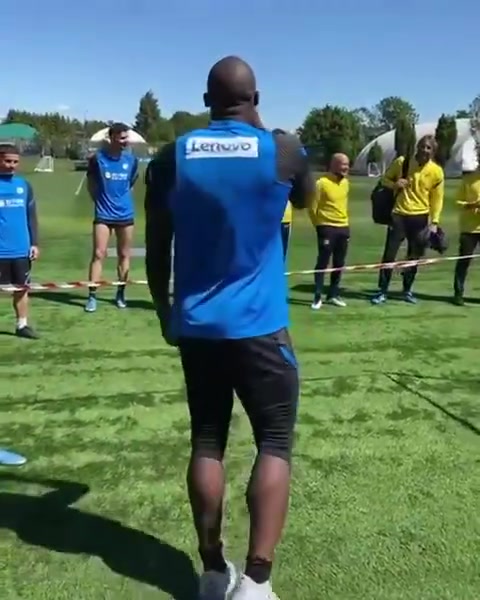 [那不勒斯]球队氛围良好！名场面：卢卡库主持孔蒂和劳塔罗的拳