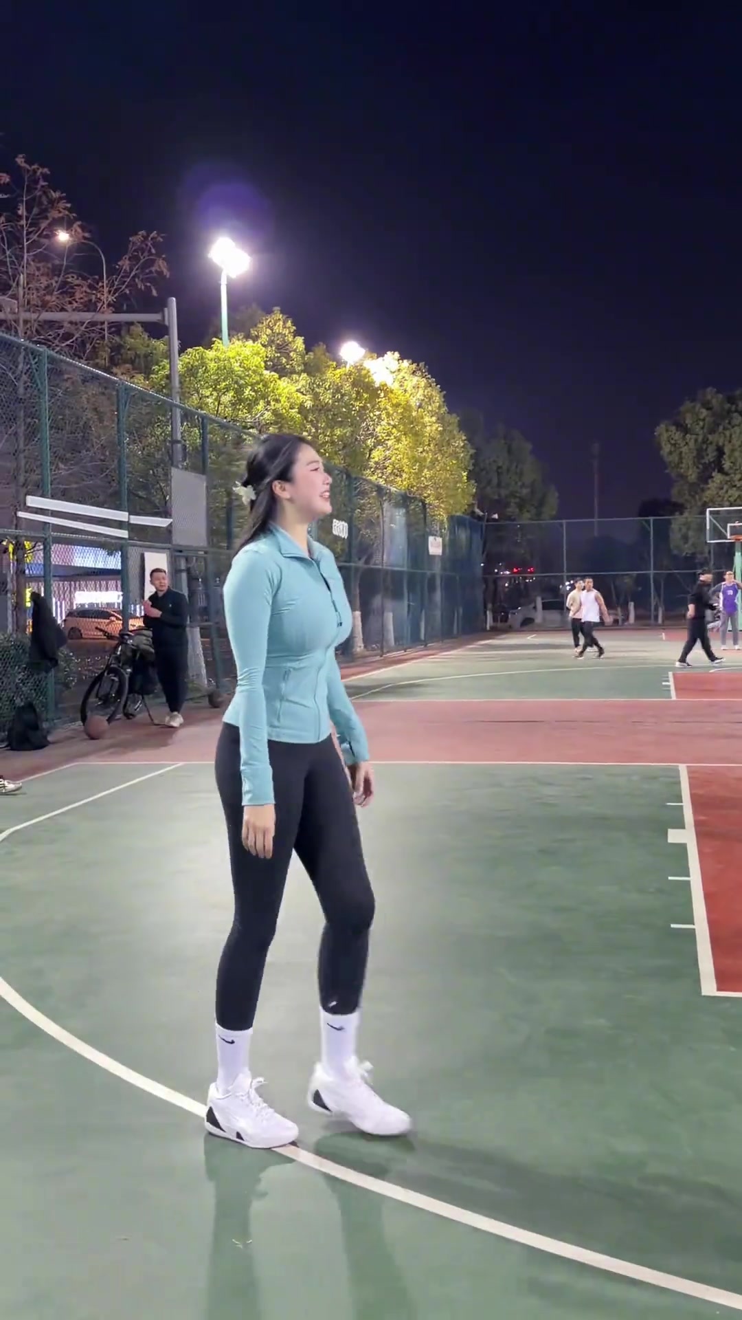 【体育头条】这豪放的身材真带劲 ，野球肘姐人美球技好，太飒啦