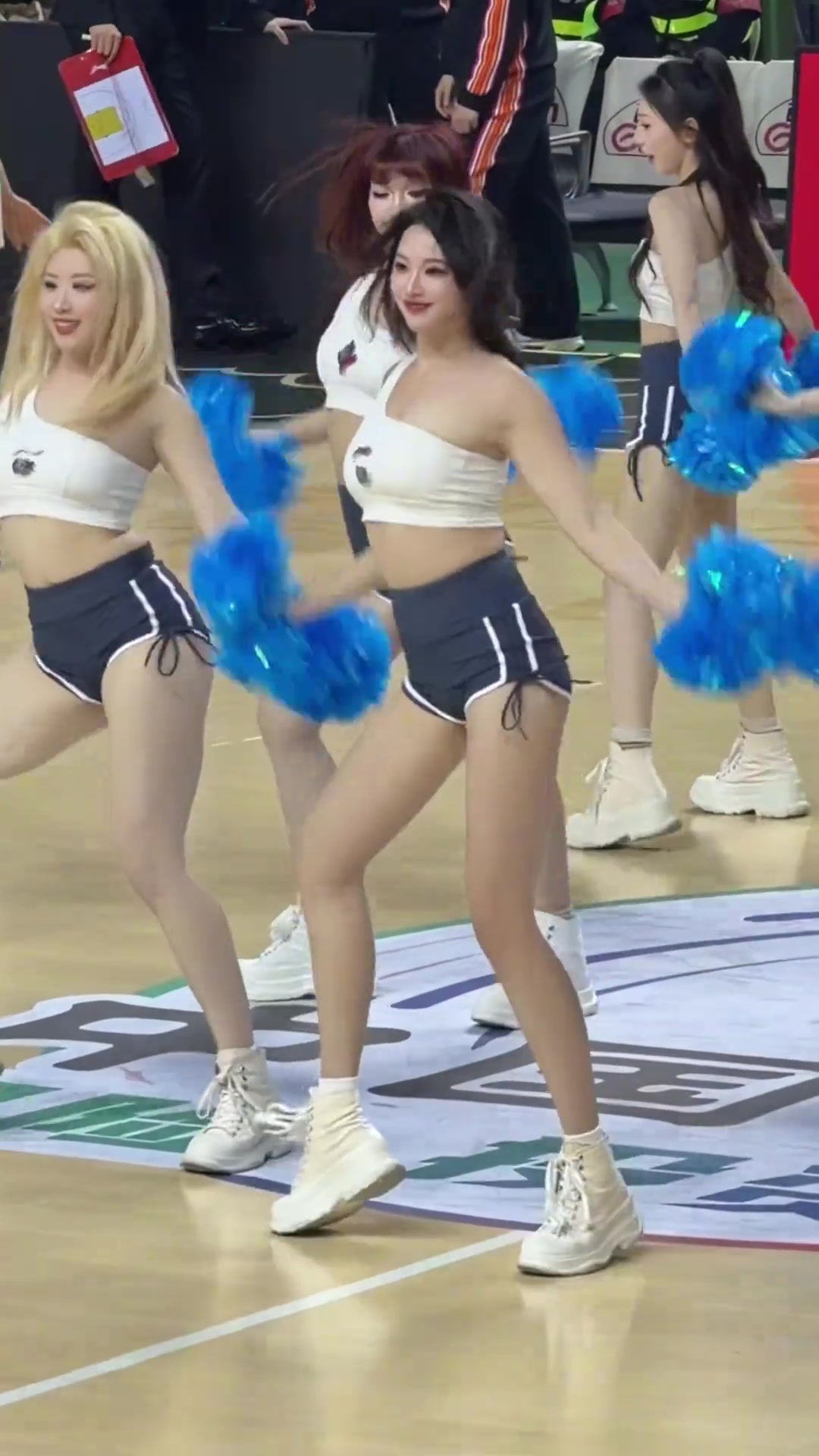 【体育头条】别眨眼 十几秒而已！这丰满的身材让人怎么专心看球