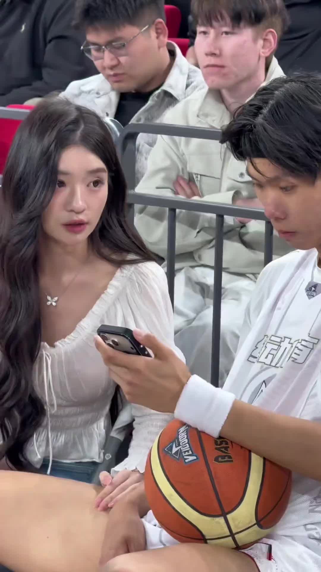 【篮球】幸福的吴勇豪，妻子黄雅伦现身赛场加油呐喊！！