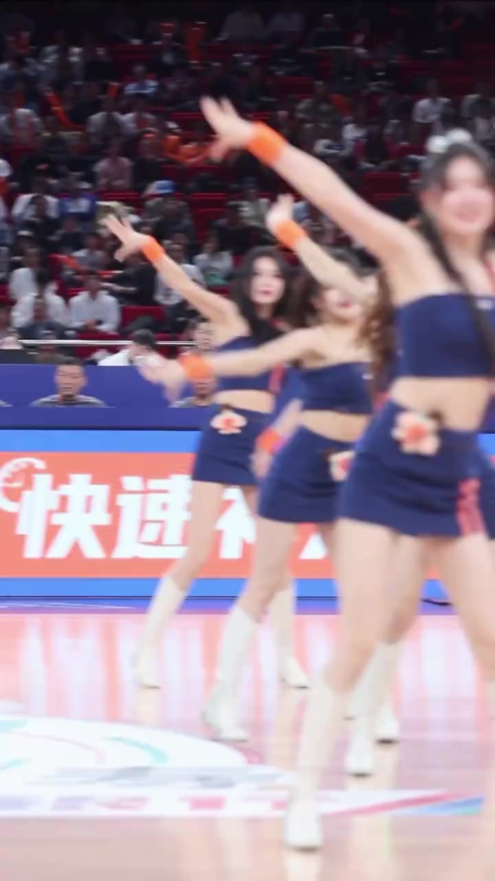 【球迷看点】妙曼的身姿甜美的笑容！啦啦队中场舞让人流连忘返