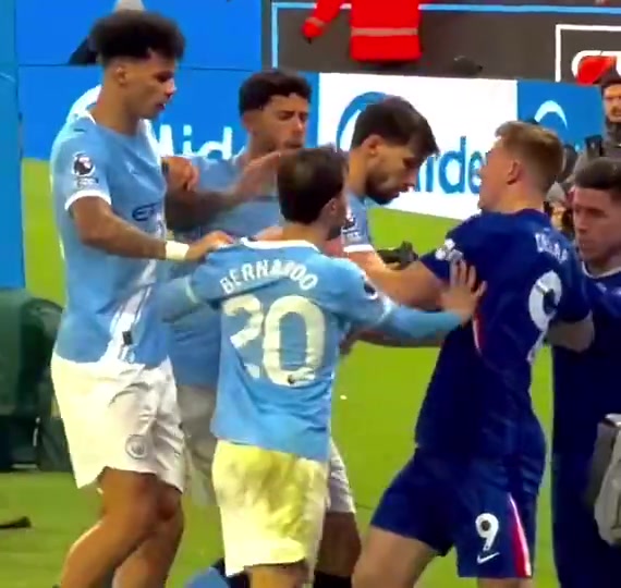 [英超]首回合爆发冲突！胡桑诺夫遭德拉普推搡摔出场外