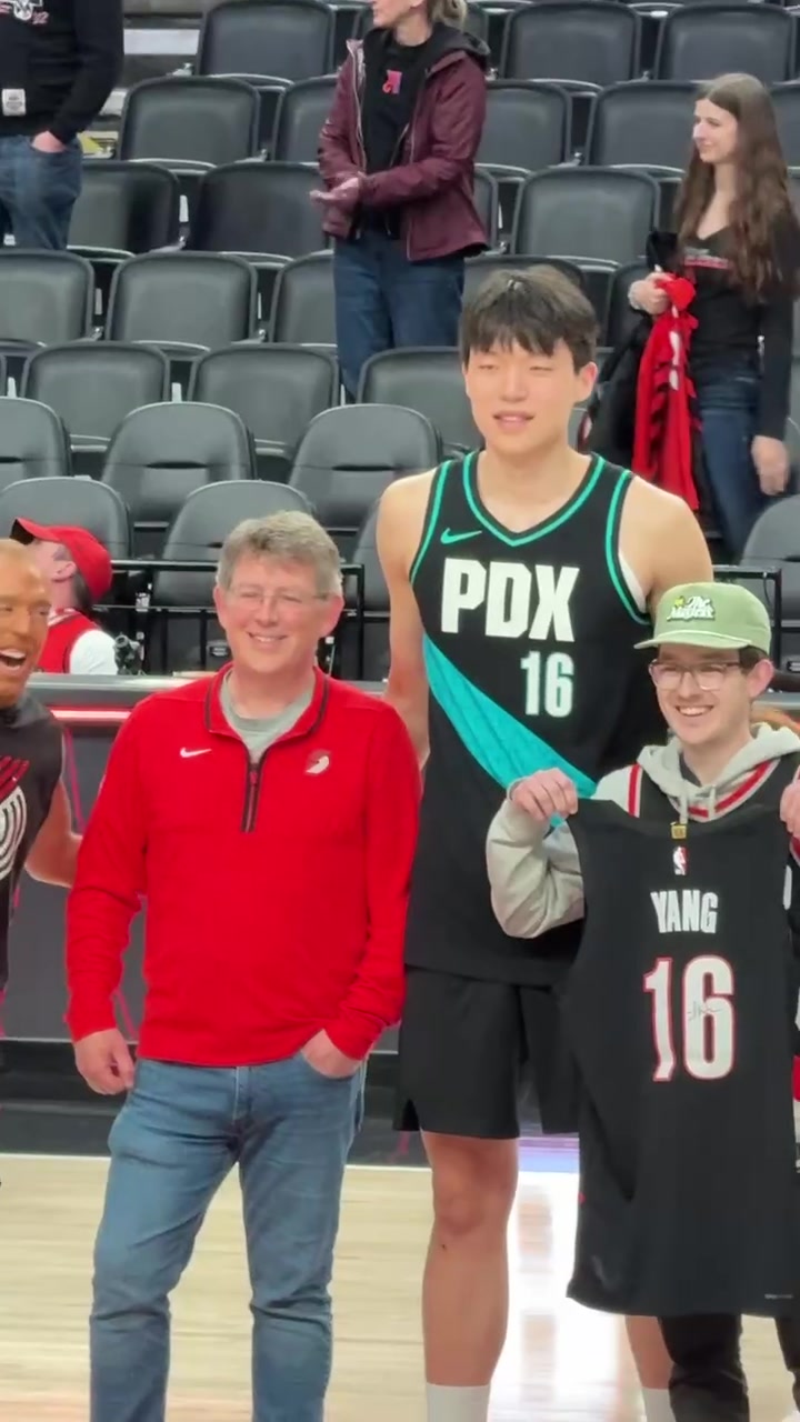 【体育视频】很开心啊~杨瀚森赛后赠送签名球衣给小球迷&还合影