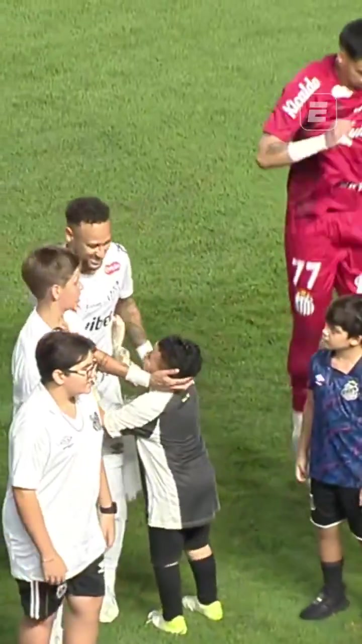 【全程剪辑】实拍：桑托斯队的一名⬇️小球童亲吻了内马尔✌️的