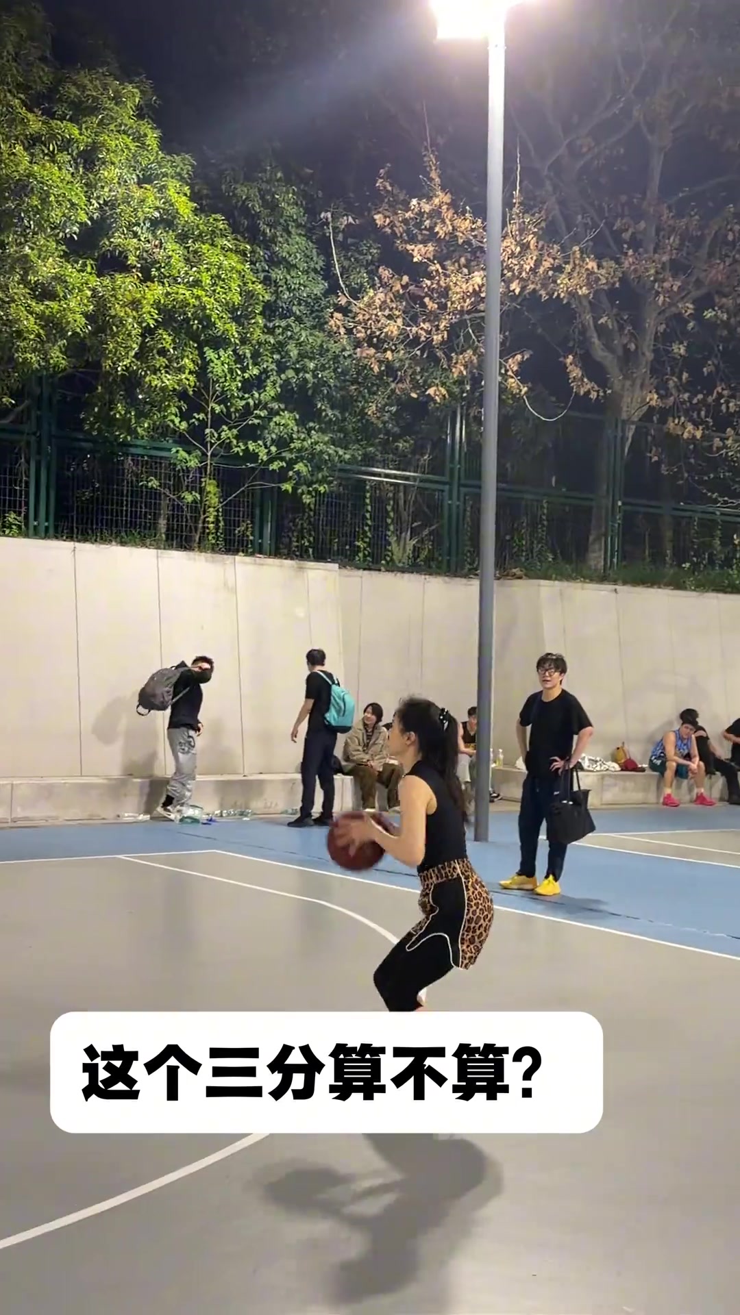 【话题】不懂就问！这种球在野球场算不算进？