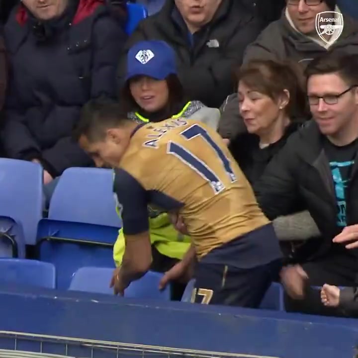 【阿森纳】累了休息一下！名场面：桑切斯顺势坐在埃弗顿球迷中~