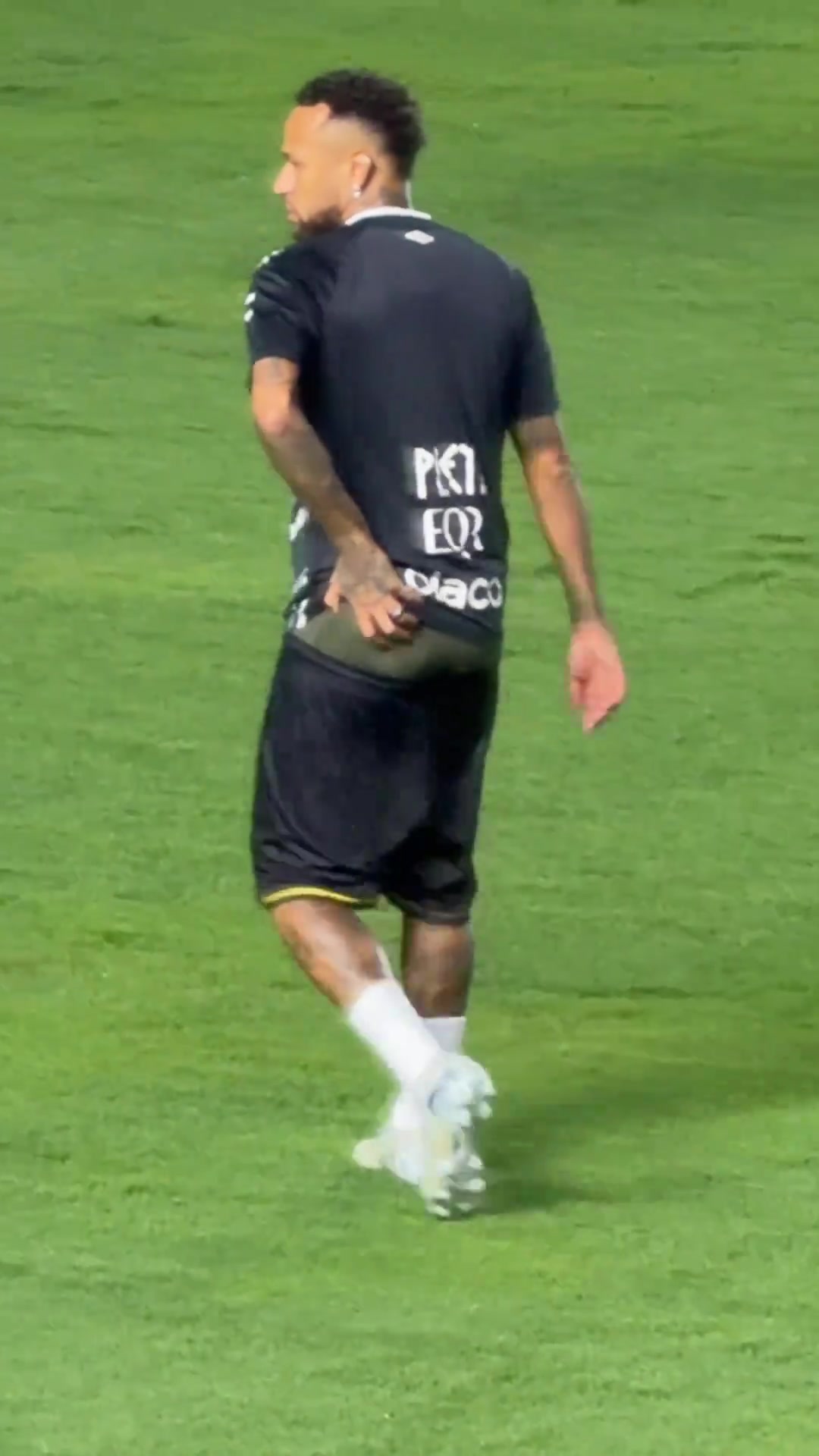 [推荐视频]内马尔咋也露半个内裤在外边，亚马尔是不是跟他学的呀