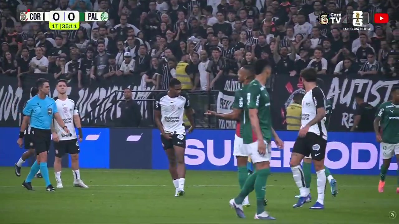 【推荐视频】科林蒂安队一名球员在比赛中抓挠了下体，然后被红牌罚下去了