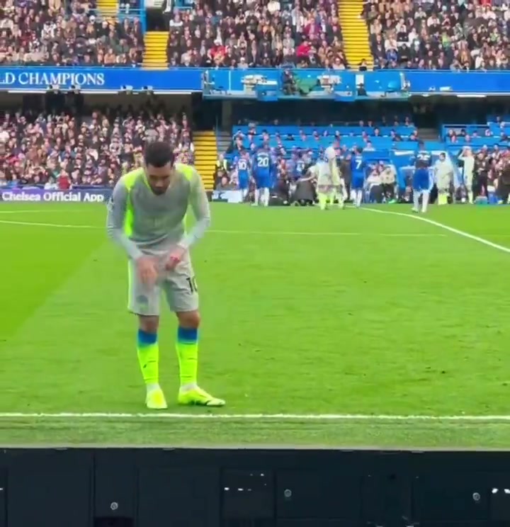 你怎么这么有活!谢尔基在场上玩扔瓶子游戏