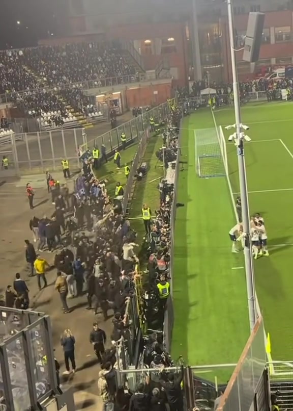 让二追四!实拍:国米球迷爬上围栏与球队共同庆祝逆转