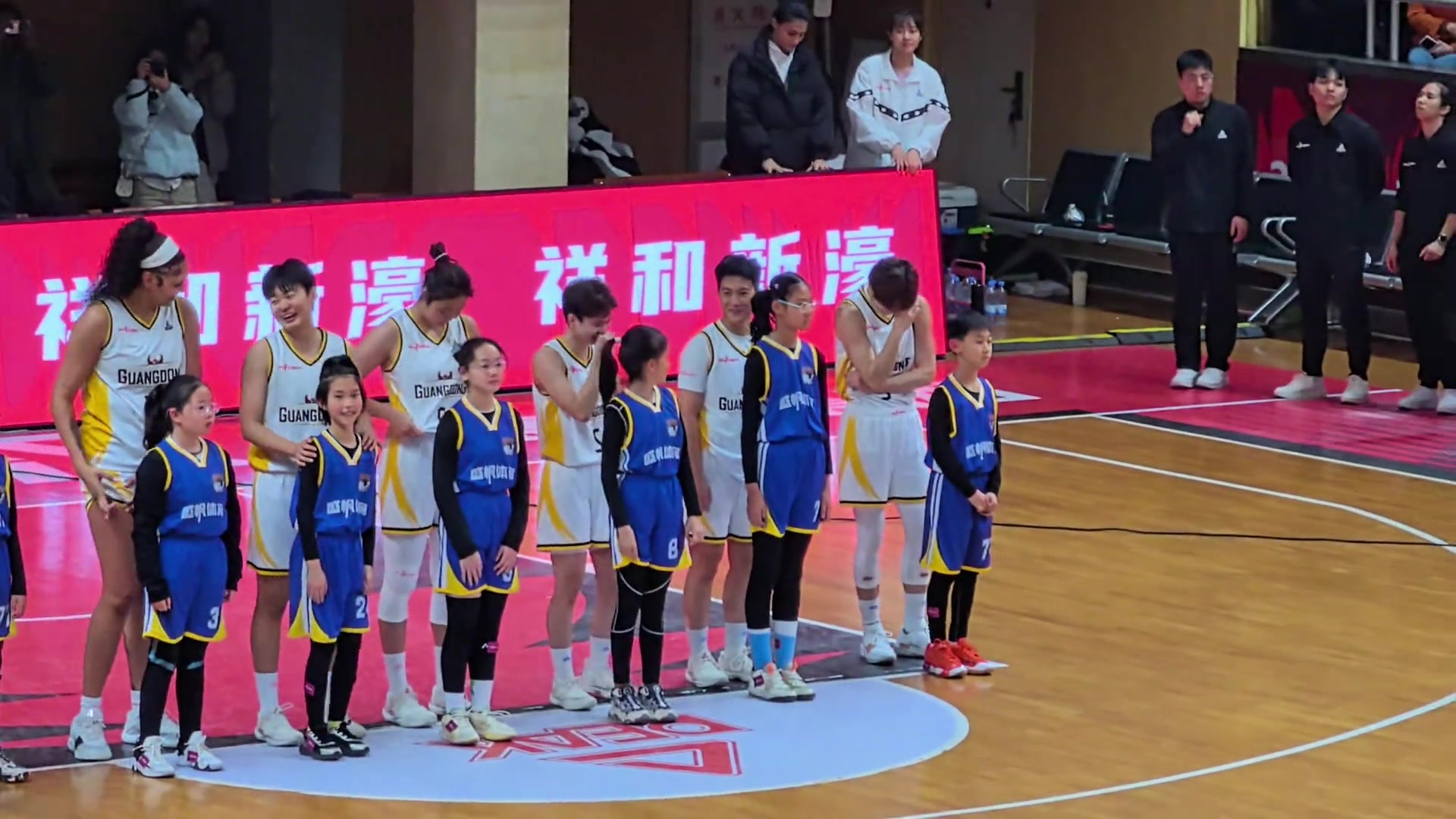 你们猜,姐姐她在笑什么? 哈哈哈哈哈哈哈哈……