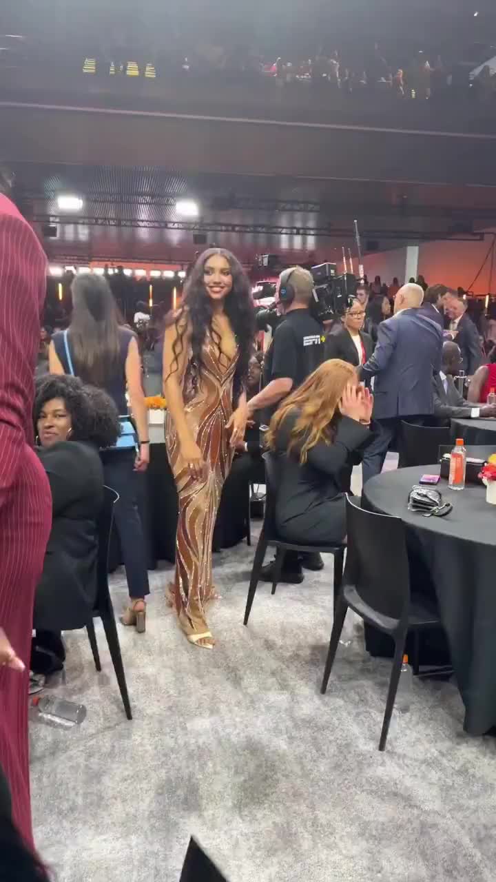 [精选镜头]WNBA状元阿齐·福德，今天这身装扮很性感啊！