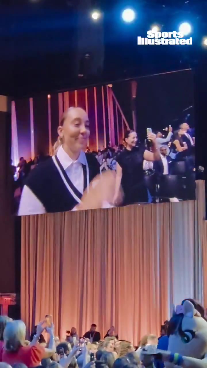 [关键镜头回放]当达拉斯飞翼用状元签选下阿齐·福德时，女友佩