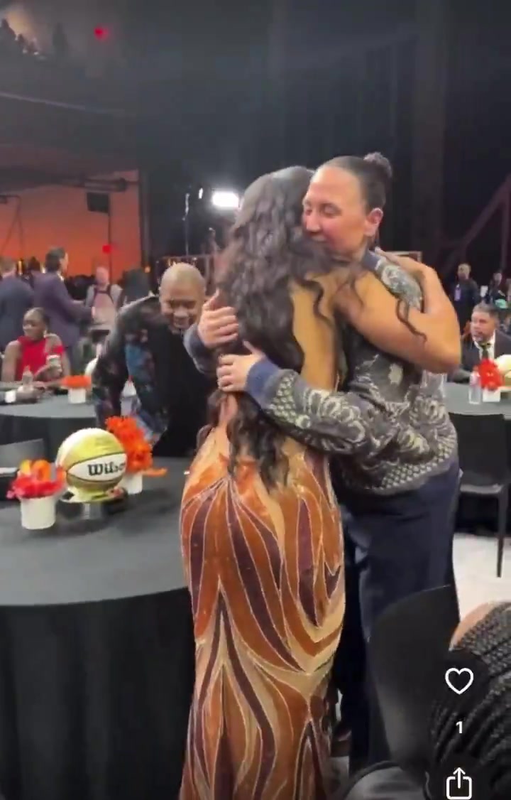 [今日赛事影像]好会穿！WNBA状元⬆️阿齐·福德今日这身装