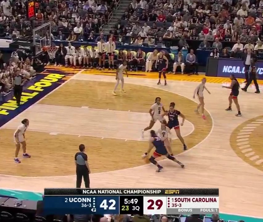 【精彩片段】节奏感真好！WNBA状元阿齐·福德这记变向过人真