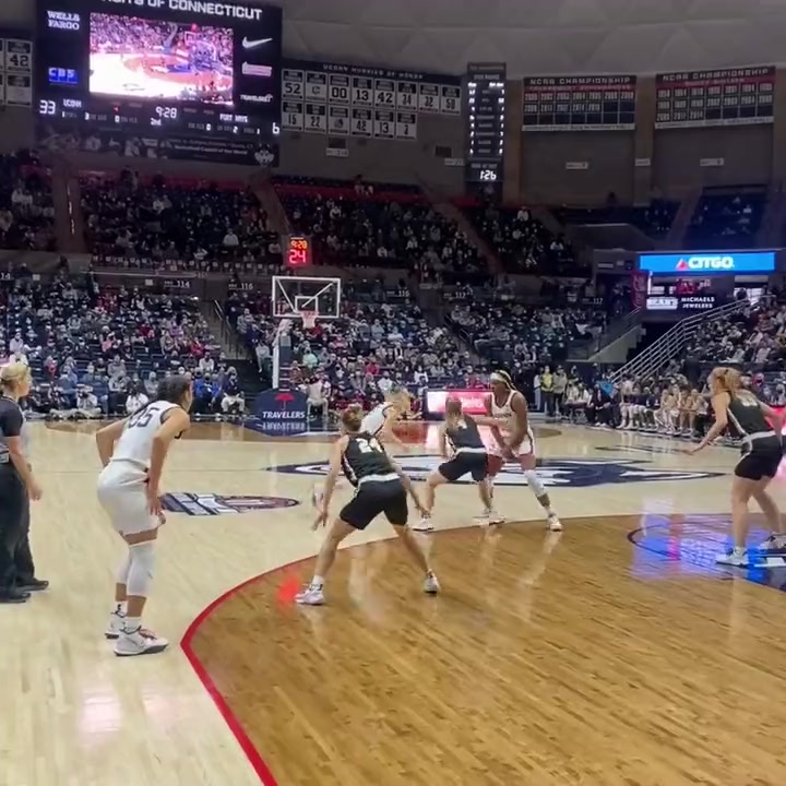 [值得一看]看看佩奇和阿齐·福德在大学一起打球的视频，后者三分真准啊