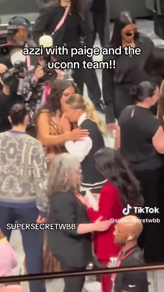 【进球视频】阿齐·福德当选WNBA状元后，与女友佩⚽奇相拥庆