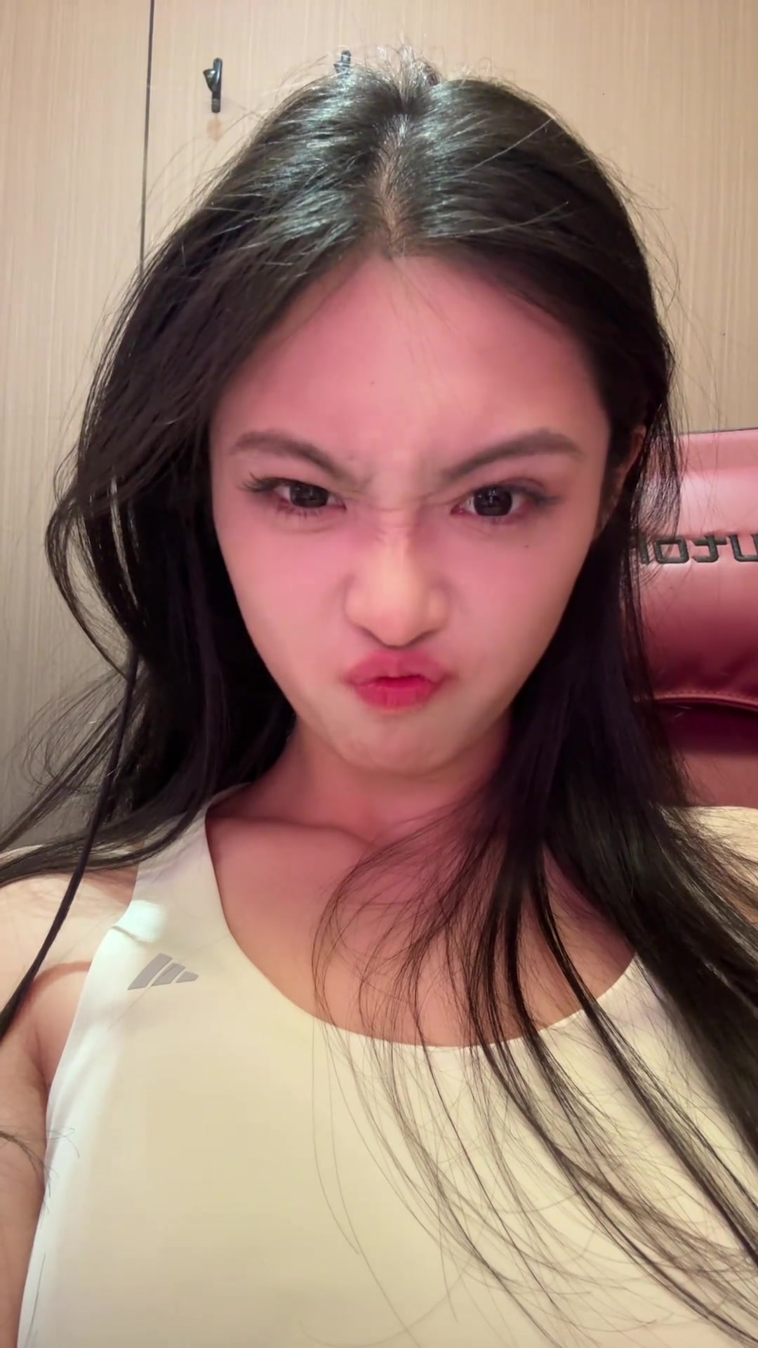 [推荐视频]卓识小姐姐怼脸自拍！这素颜状态吧友们打几分呢？