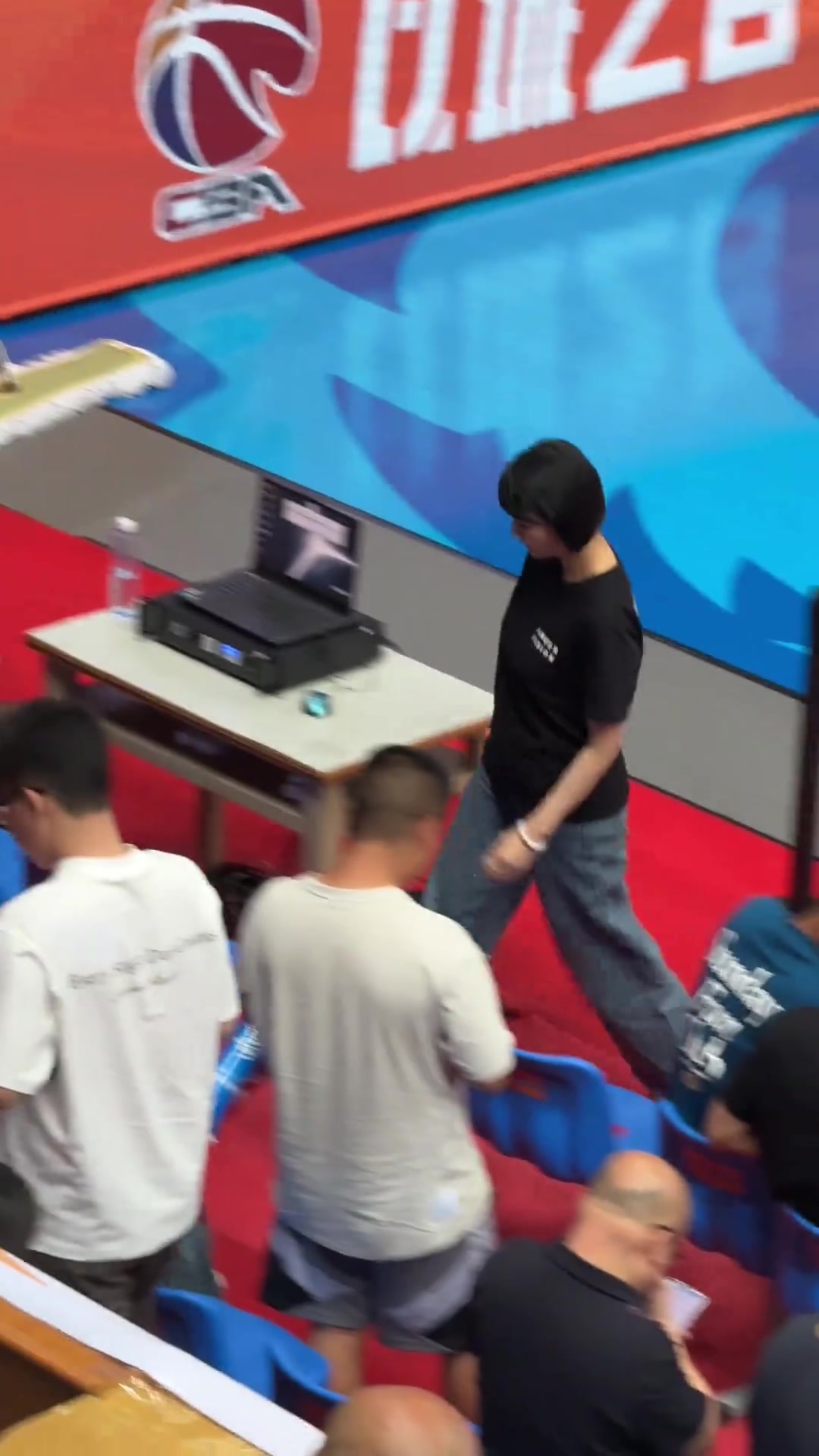 【体育视频】不要再说你们的伍总不专注看比赛了，都是用手机看球员数据的