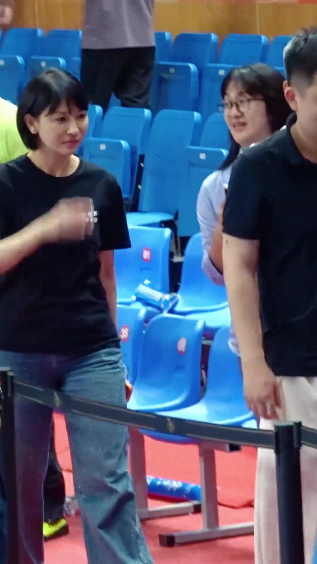 [有道理嘛?]CBA最美女经理！规矩我懂 流量密码伍总离场又