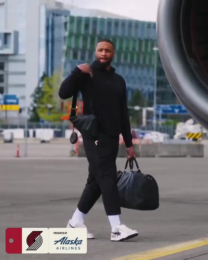 【球迷看点】杨瀚森随队乘飞机前往菲尼克斯参加附加赛！