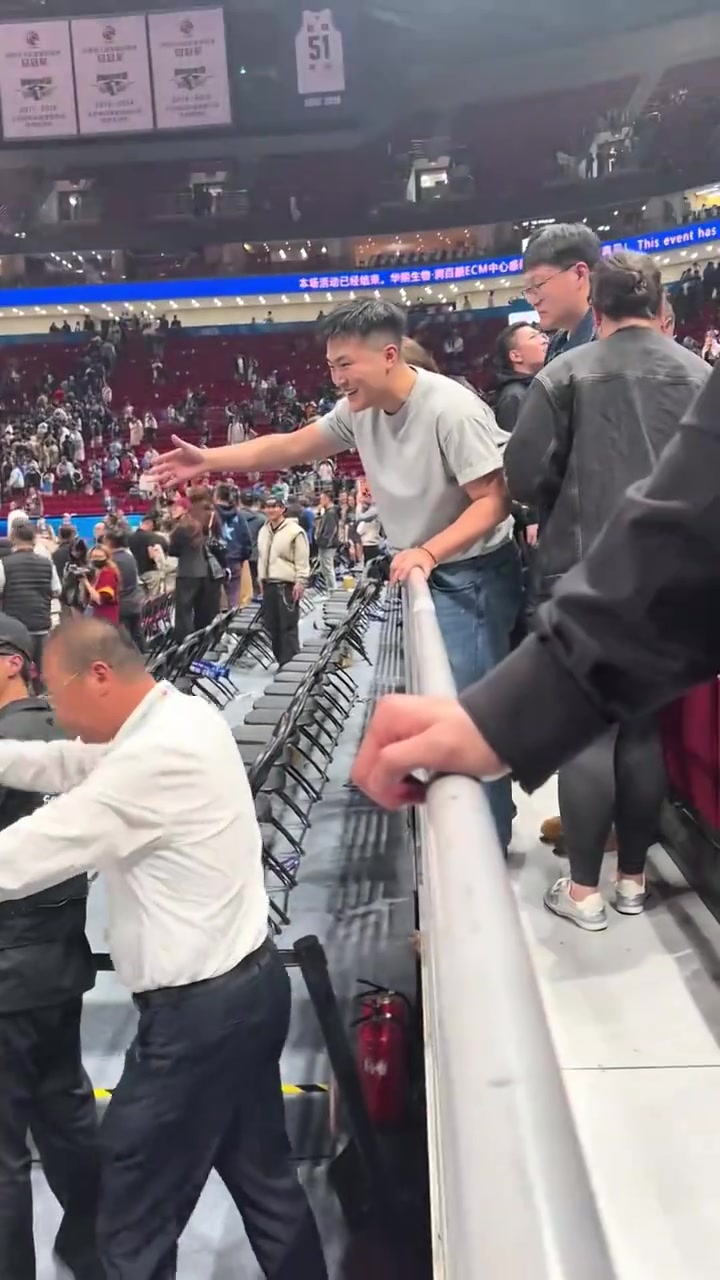 [精彩剪辑]啊这？李添荣赛后与朋友打招呼，被北京主场工作人员