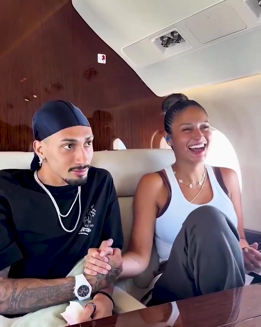 【最新实况影像】因伤缺战!拉菲尼亚和妻子已抵达马德里,为巴⭐ 【最新实况影像】因伤缺战!拉菲尼亚和妻子已抵达马德里,为巴⭐