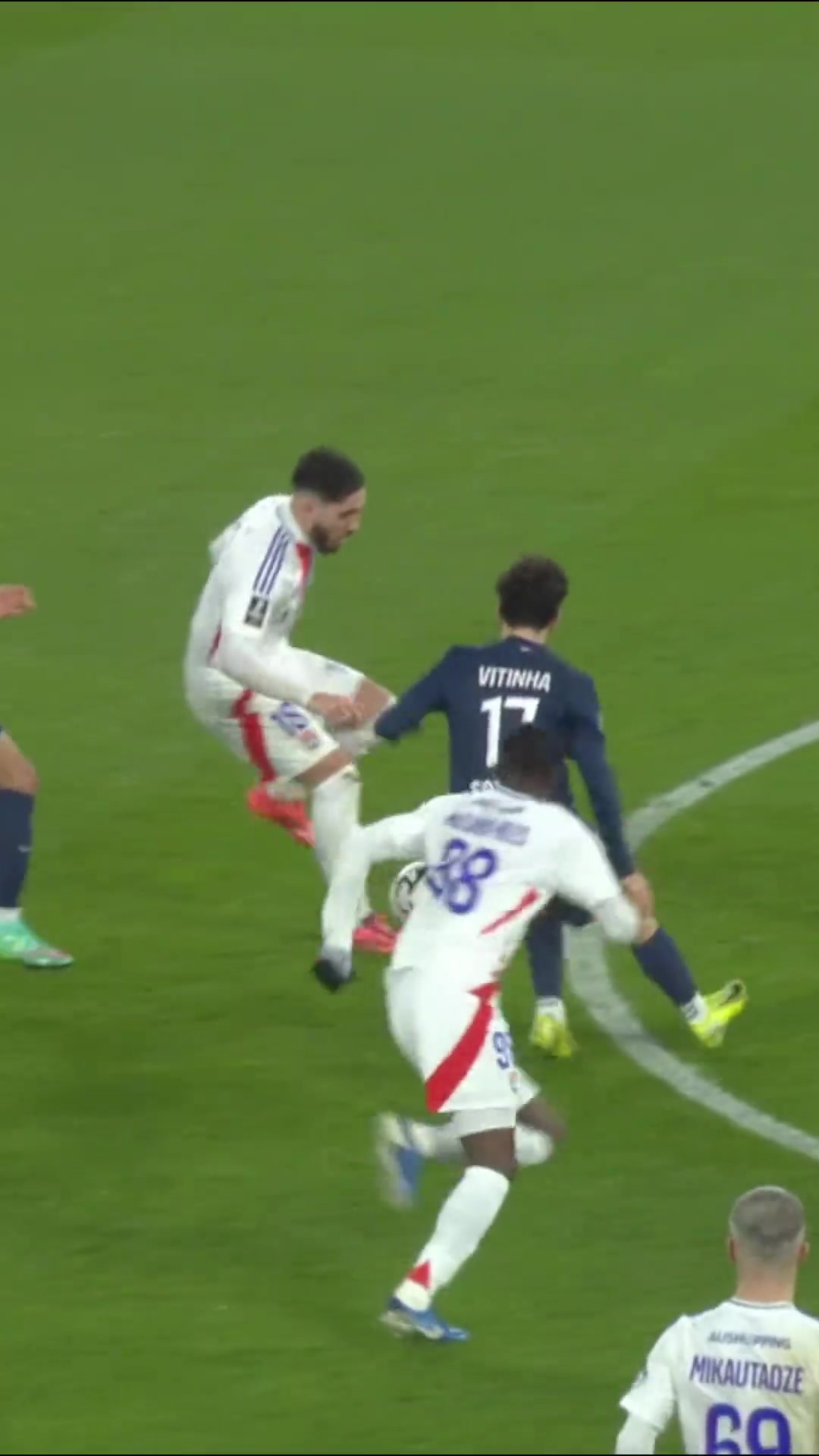 面对巴黎多名球员的包夹，谢尔基的选择是