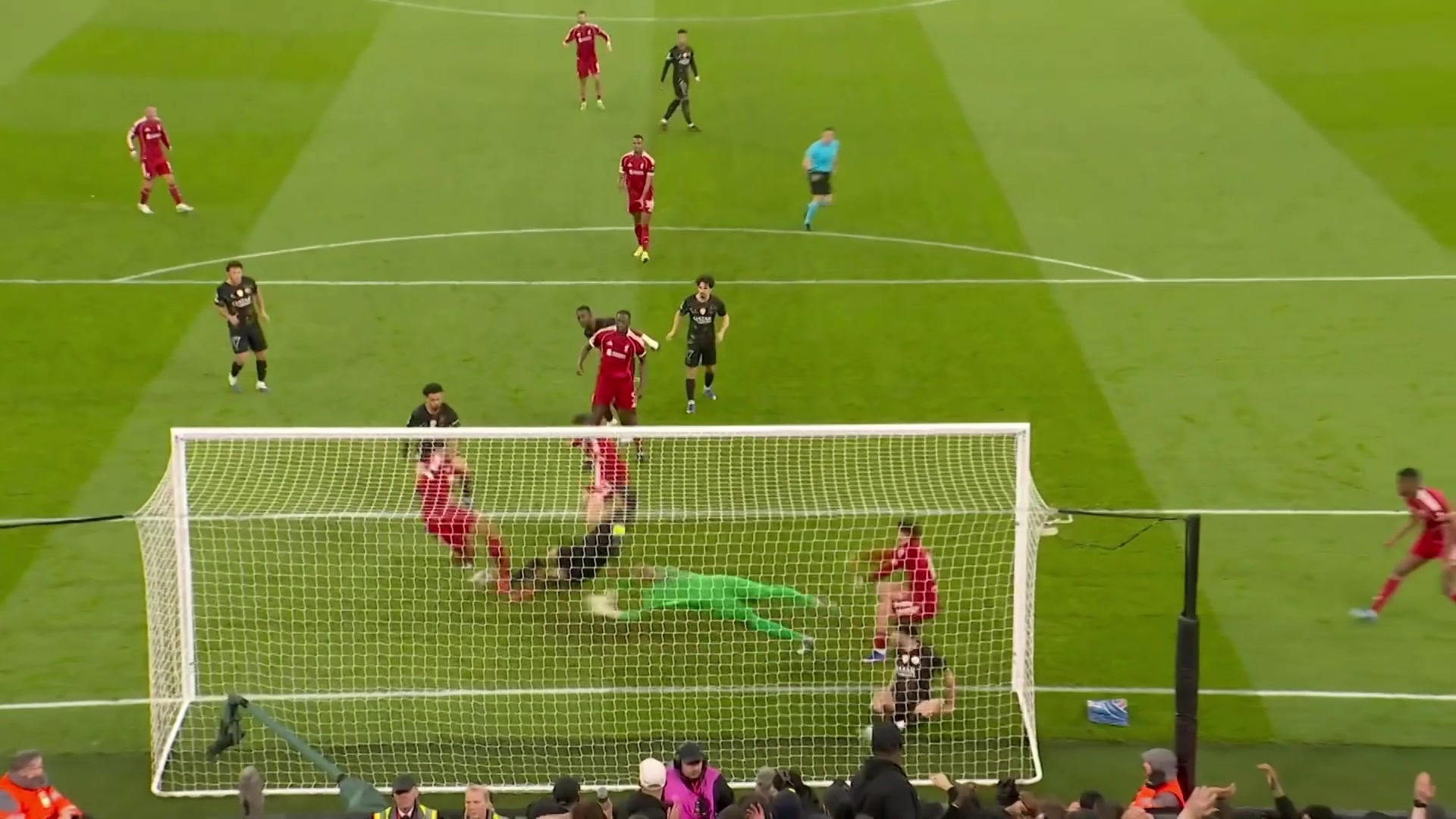 两连击！凯尔凯兹铲射被扑，范戴克准备打空门遭马基封堵！