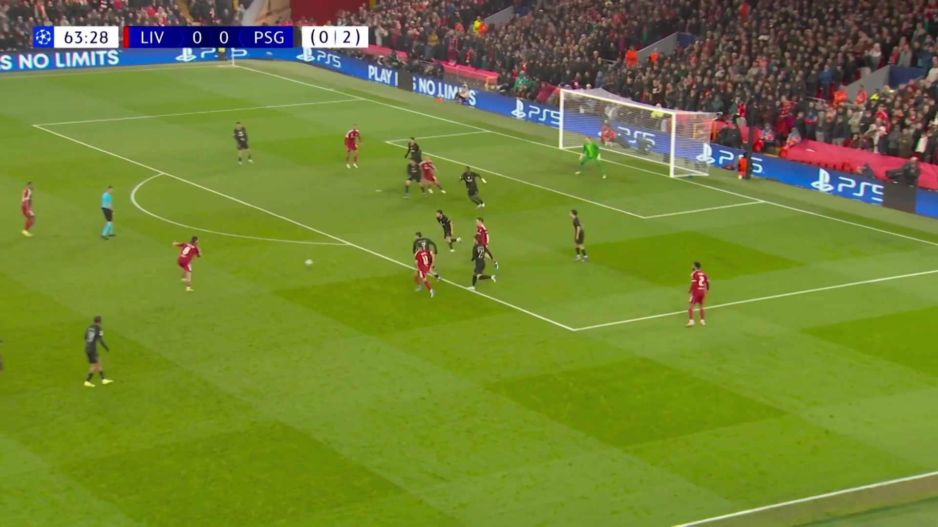 麦卡禁区倒地裁判指向点球点，VAR介入后取消点球