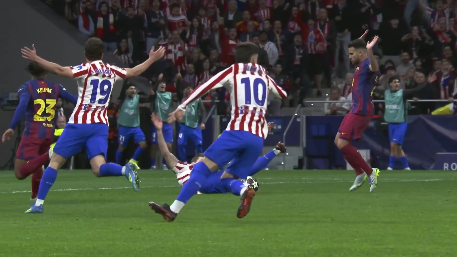 又有红牌！加西亚背后放倒瑟尔洛特，VAR介入将其直红罚下