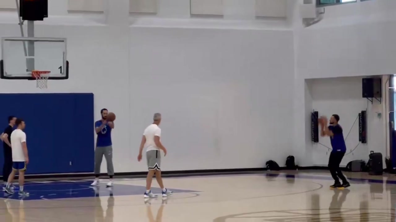 【比赛高能镜头】库里三分训练备⬆️战附加赛 手感还是这么丝滑