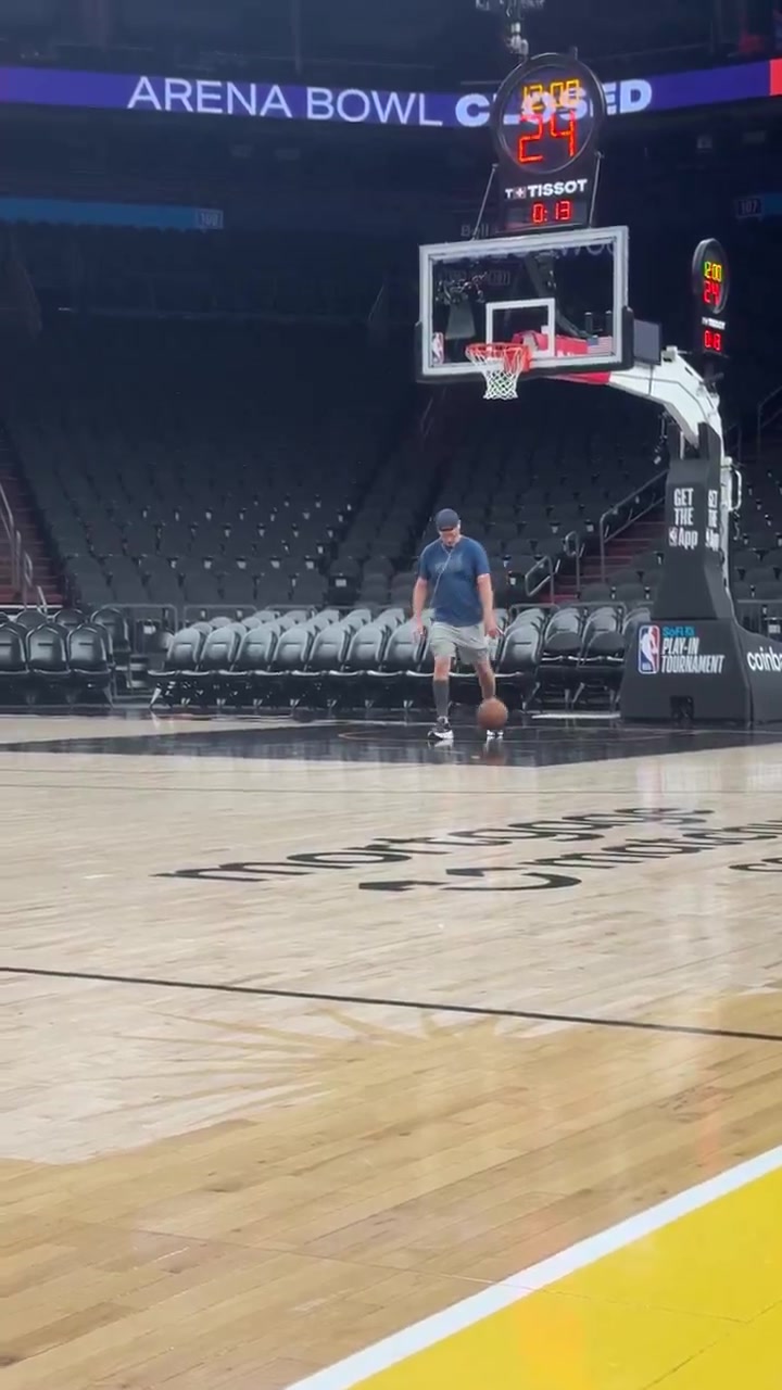 【今日影像】老板要亲自上？开拓者新老板邓顿在今晚附加赛前热身